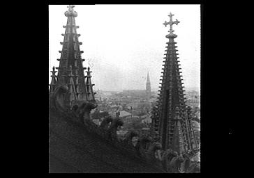 DETAIL DE PINACLES, VUE SUR LA VILLE