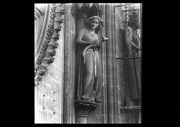 Statue d'Eve située face nord du bras nord du transept, à droite de la rose