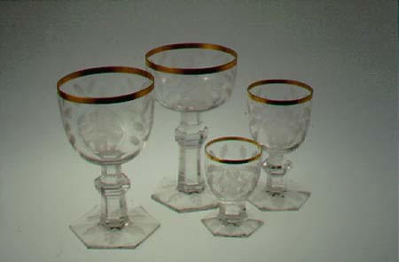 Verre à vin sur pied hexagonal (le quatrième en partant de la gauche)