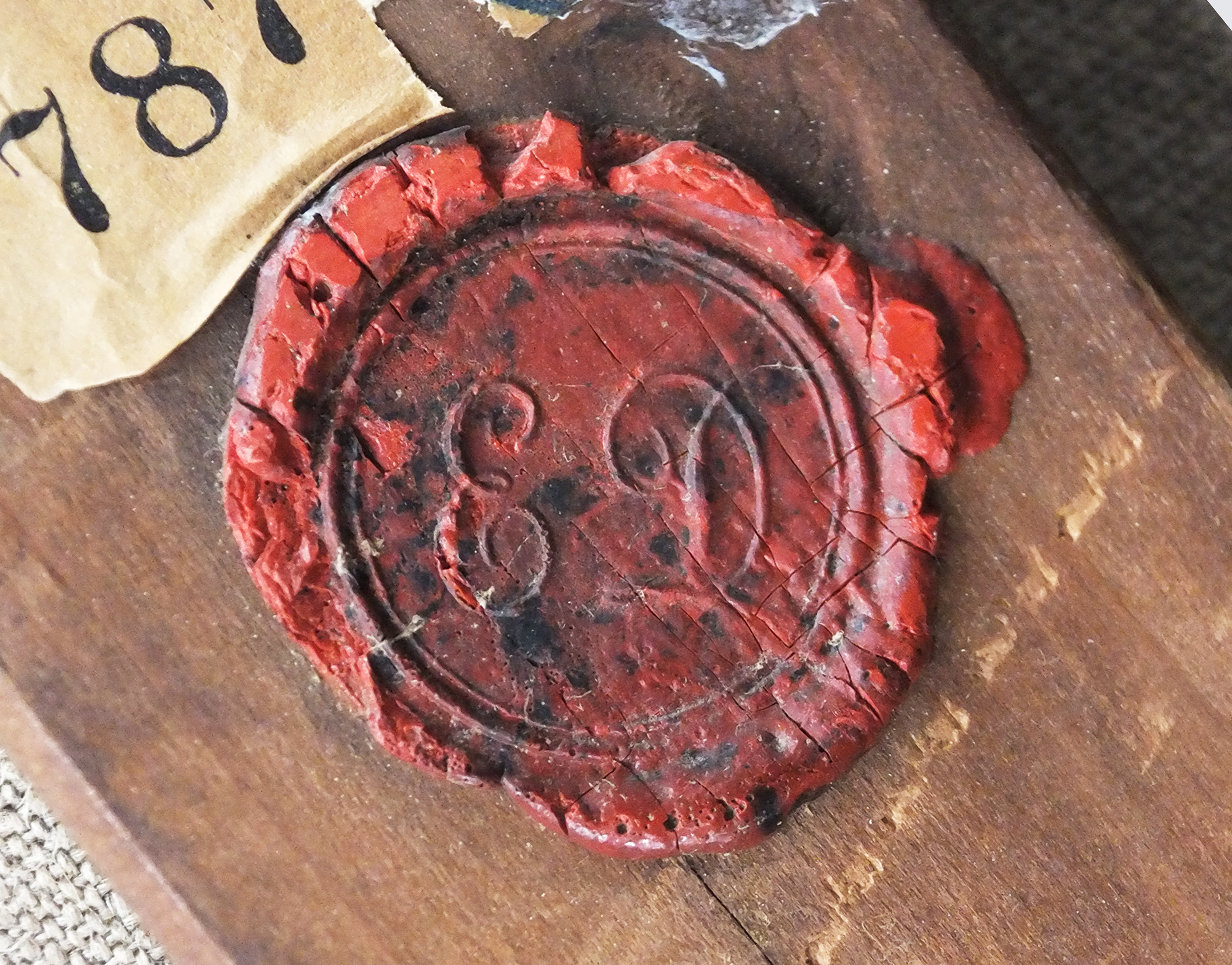 mnr/MNR00143/MNR143_CopyrightMuseeDuLouvre_detail-cachet-de-cire-bis.jpg