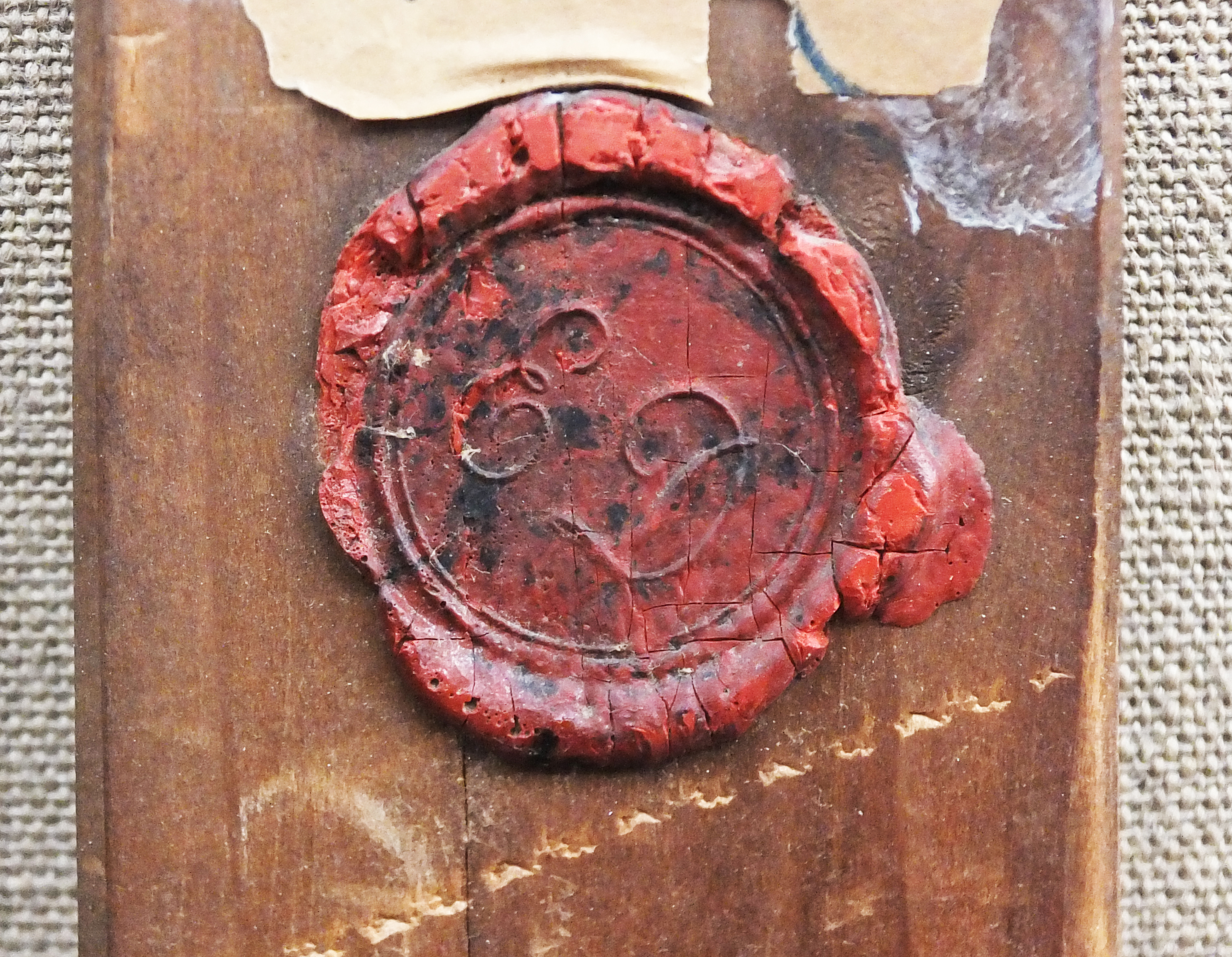 mnr/MNR00143/MNR143_CopyrightMuseeDuLouvre_detail-cachet-de-cire.jpg