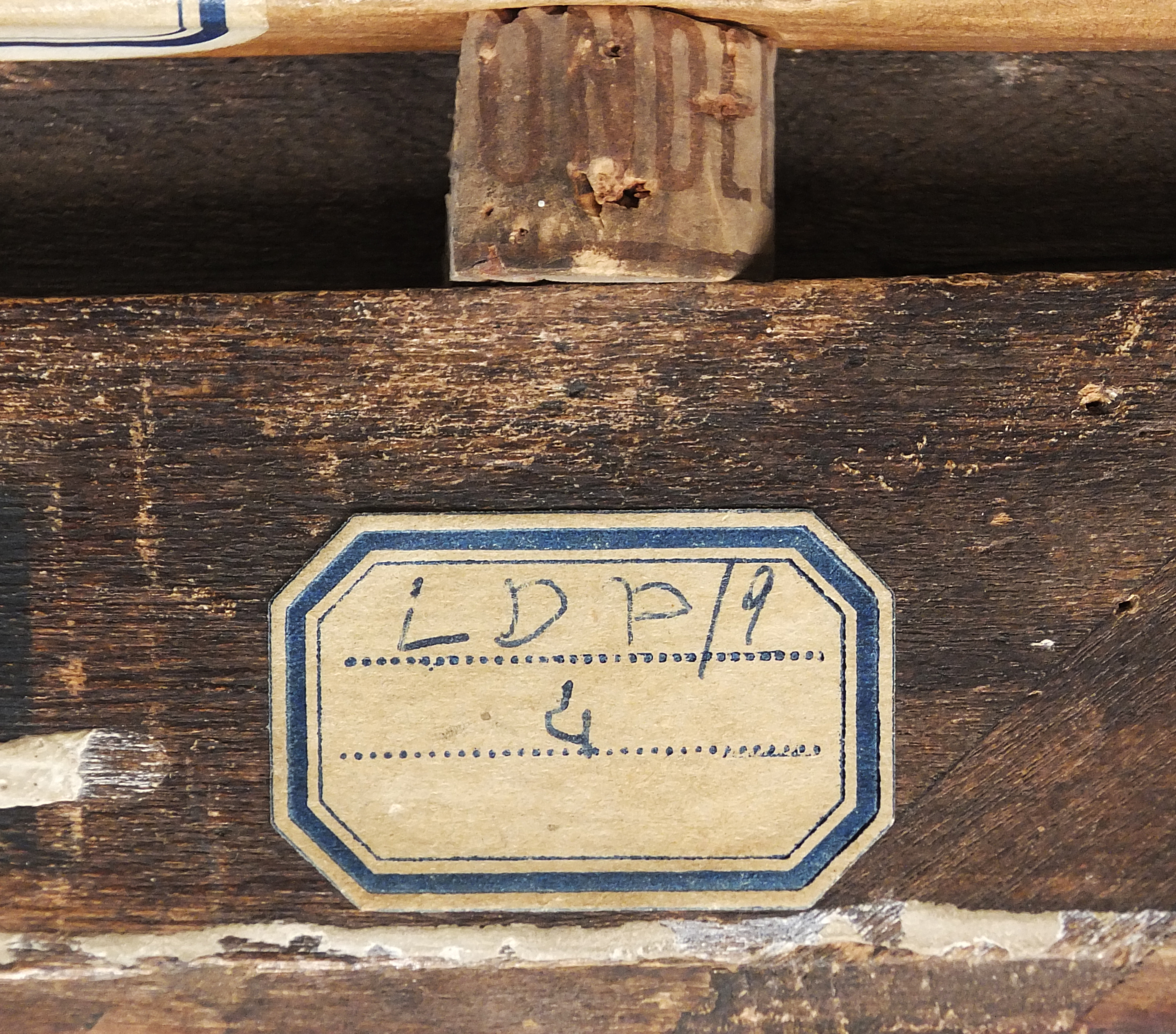 mnr/MNR00681/MNR681_CopyrightMuseeDuLouvre_detail-etiquette-4-au-revers-du-cadre.jpg
