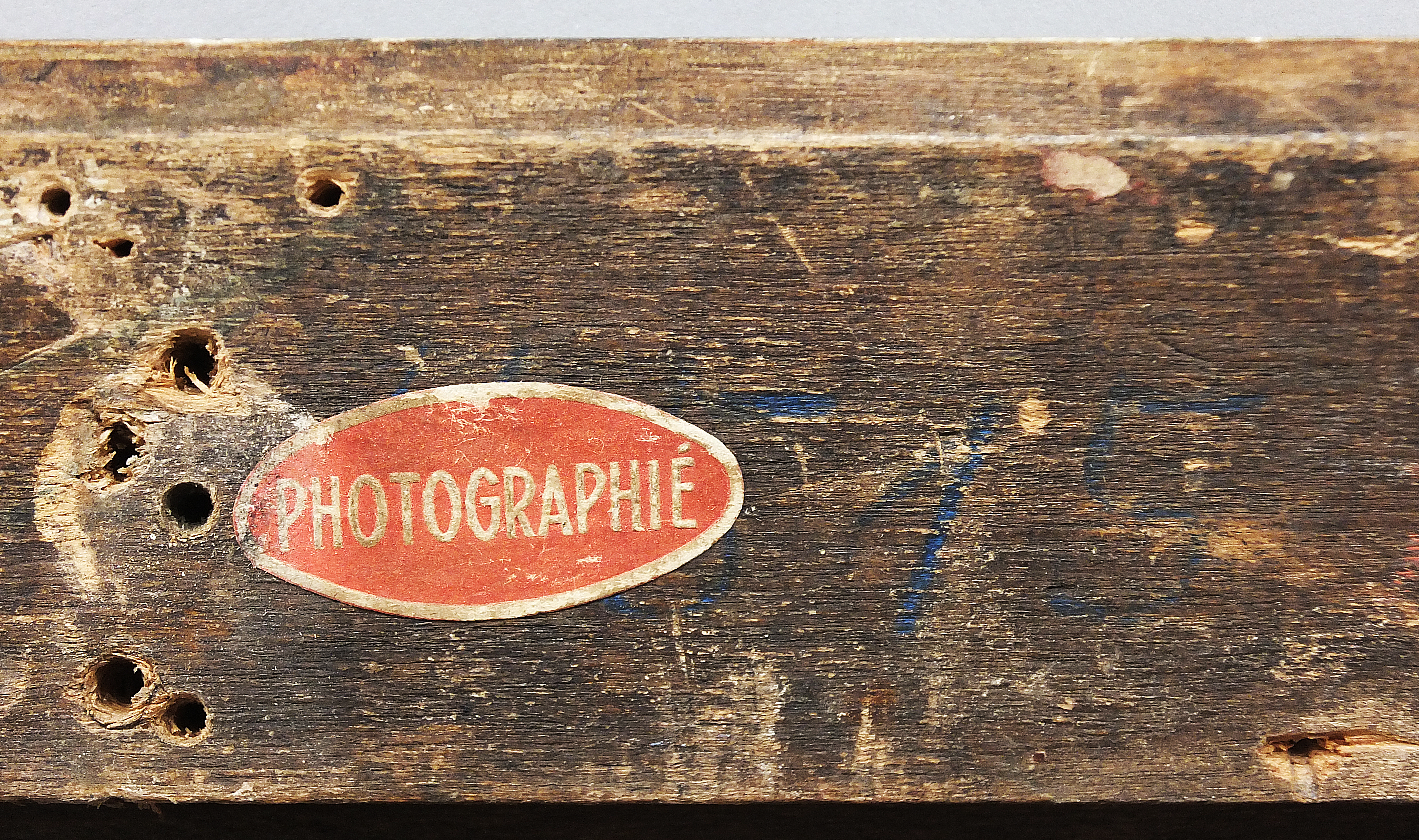 mnr/MNR00681/MNR681_CopyrightMuseeDuLouvre_detail-inscription-2-au-revers-du-cadre.jpg