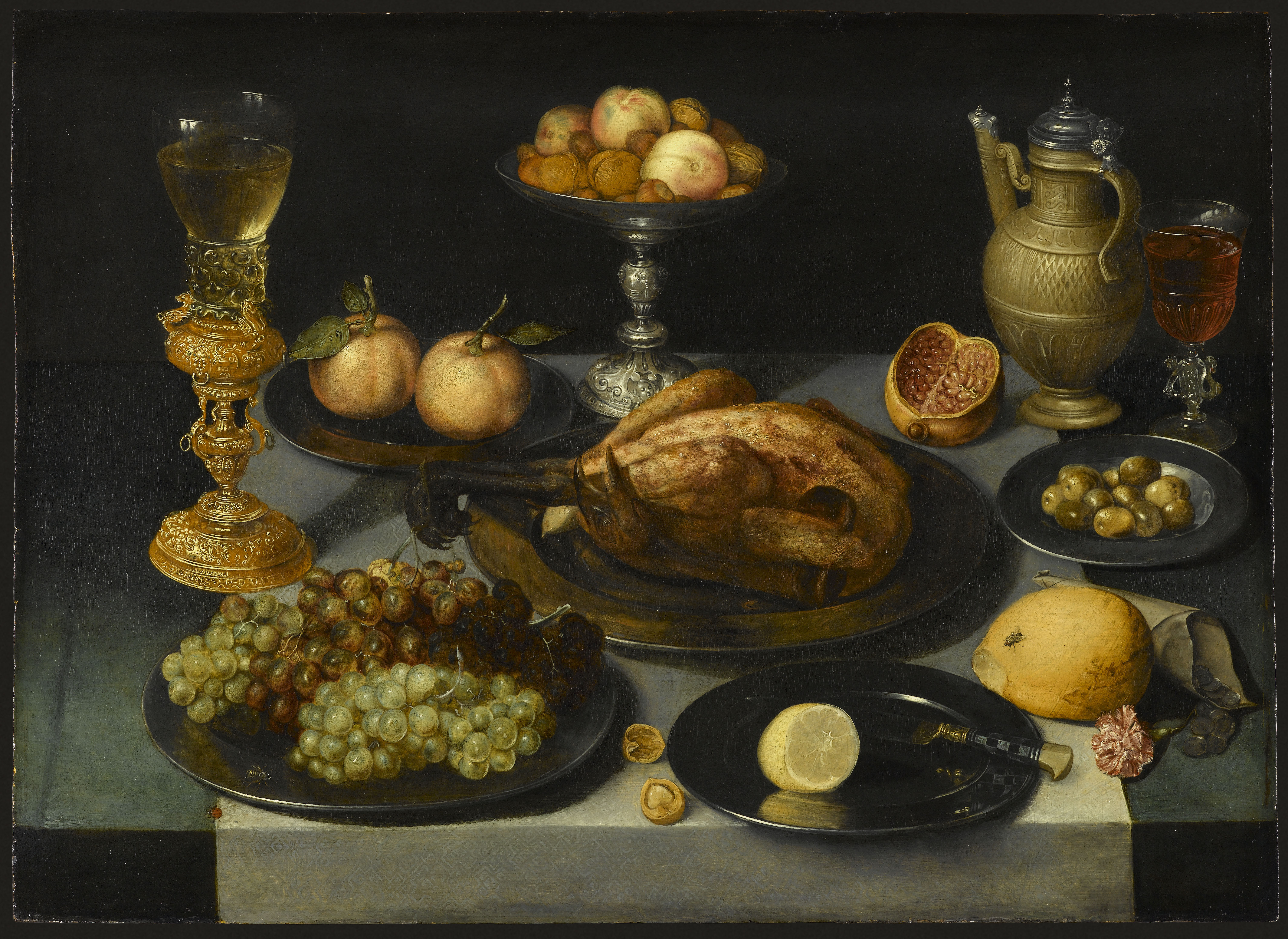 Mets, fruits et verres sur une table
