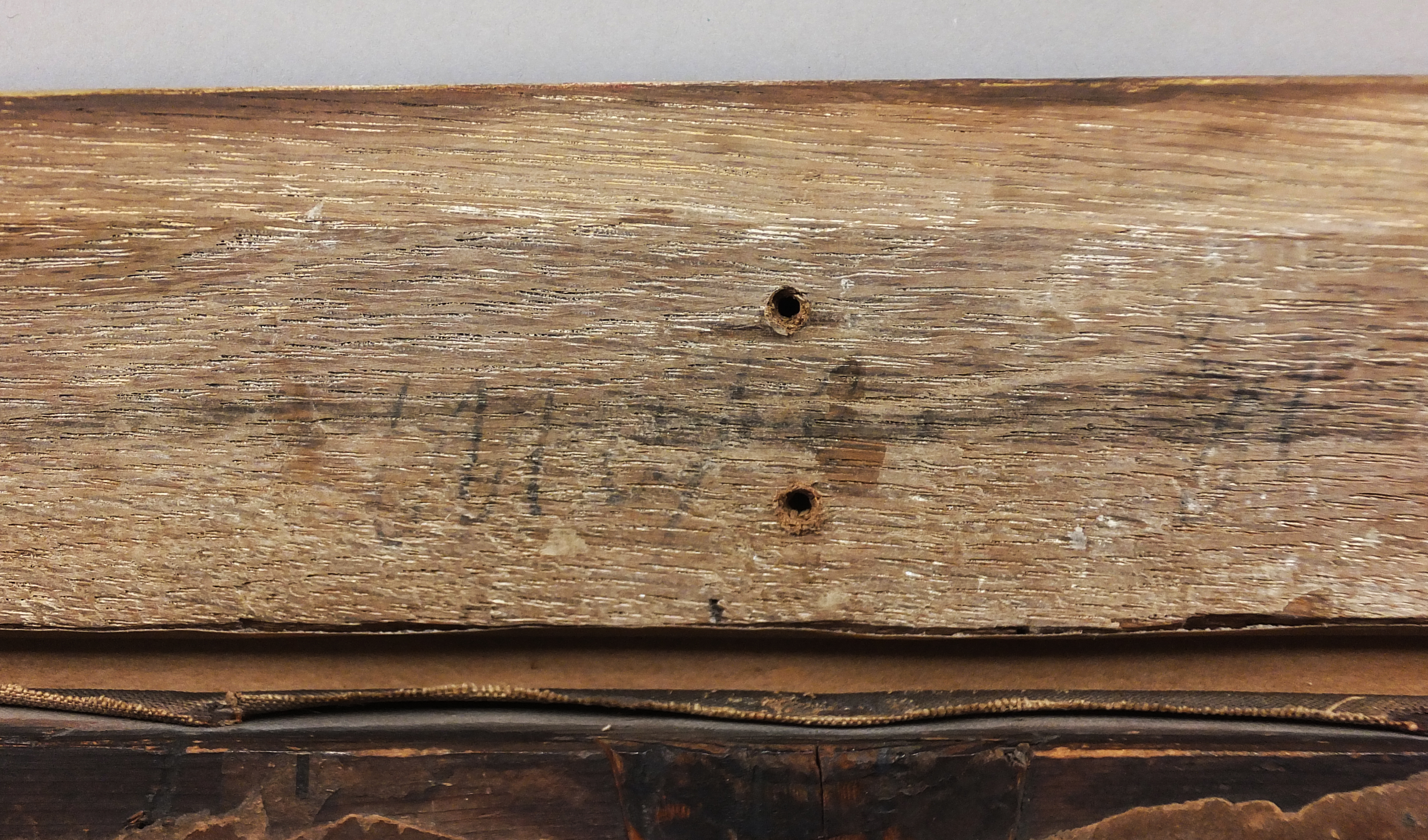 mnr/MNR00953/MNR953_CopyrightMuseeDuLouvre_detail-inscription2-au-revers-du-cadre.jpg