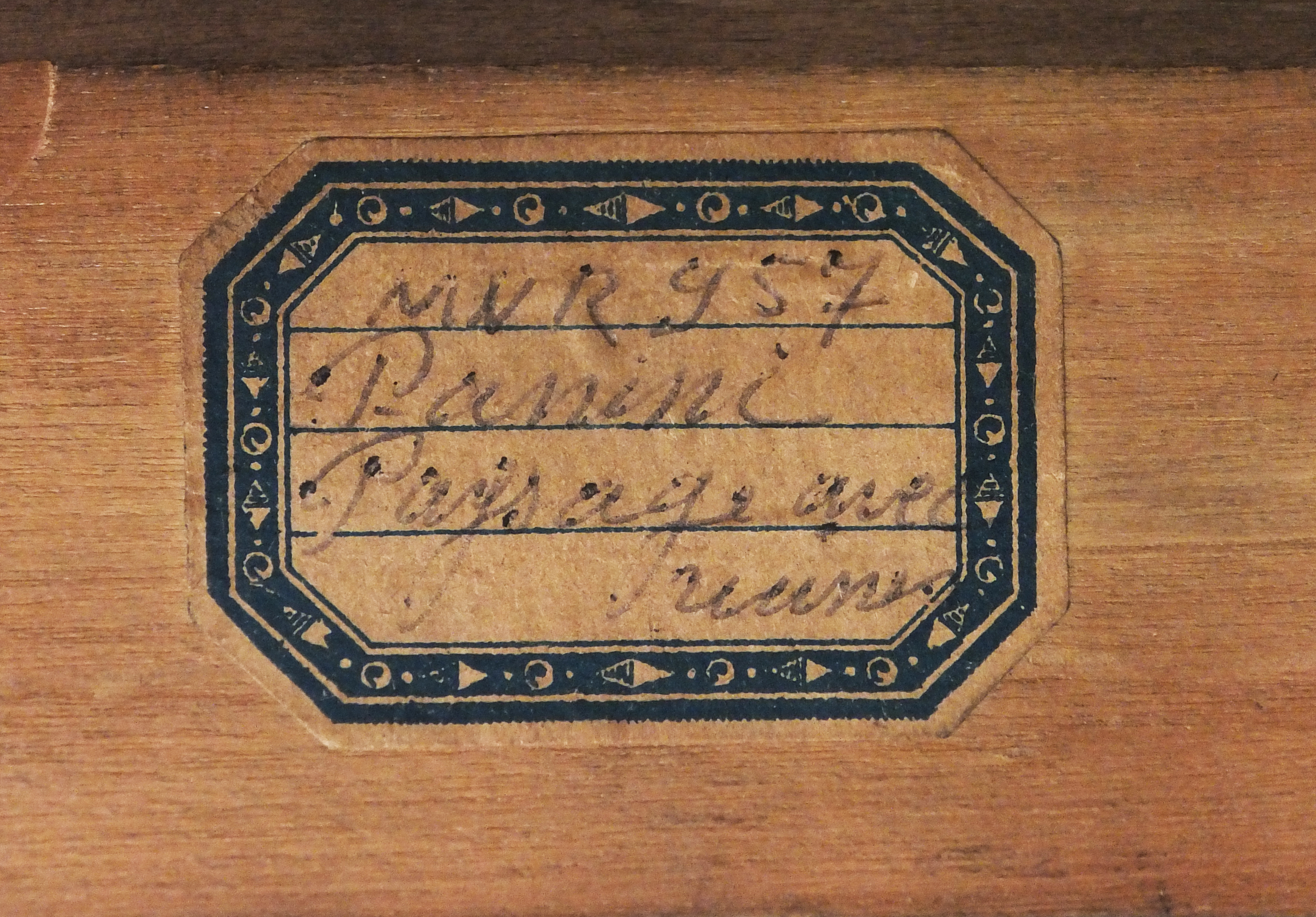 mnr/MNR00957/MNR957_CopyrightMuseeDuLouvre_detail-etiquette-2-au-revers-du-cadre.jpg
