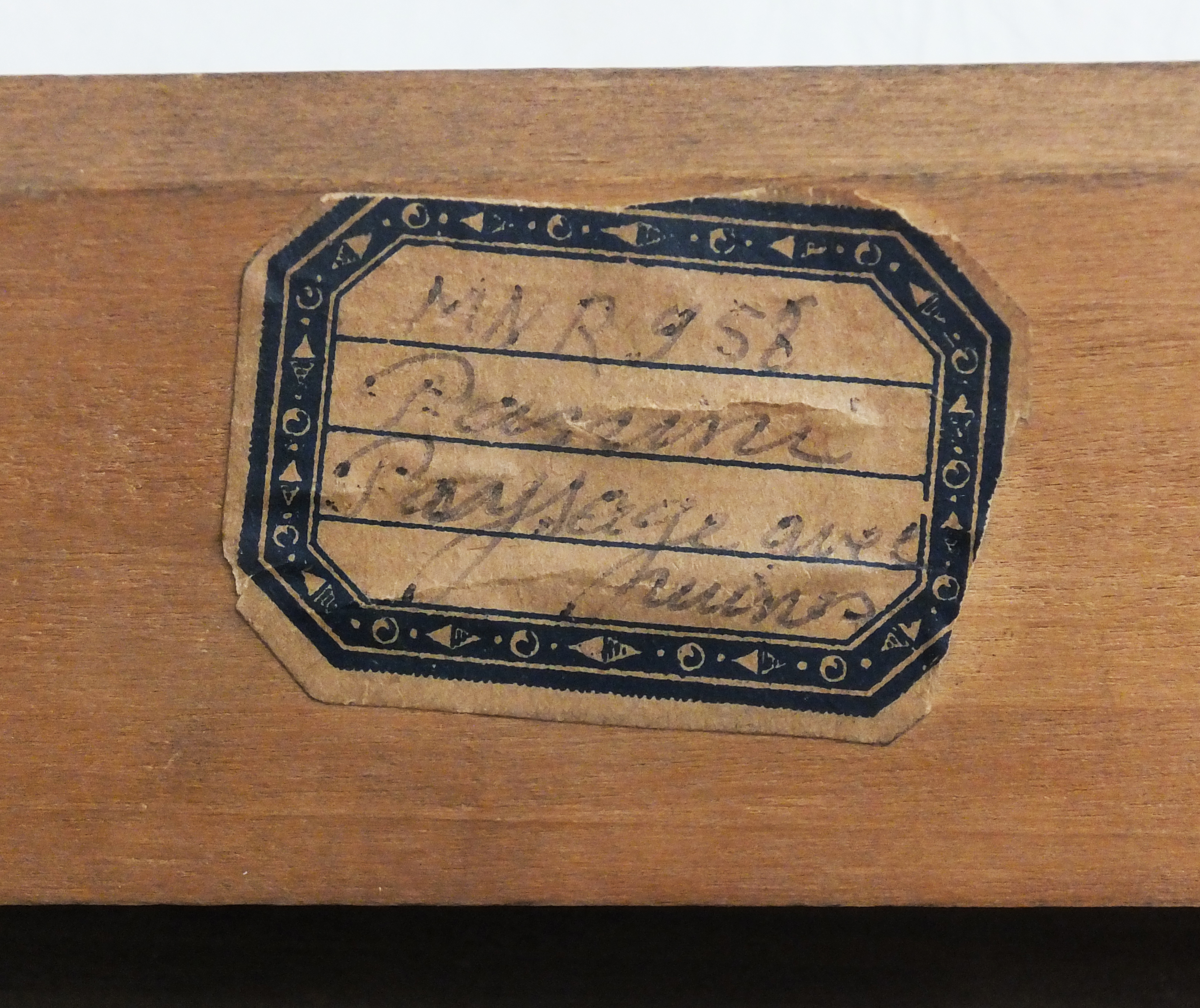 mnr/MNR00958/MNR958_CopyrightMuseeDuLouvre_detail-etiquette-au-revers-du-cadre.jpg