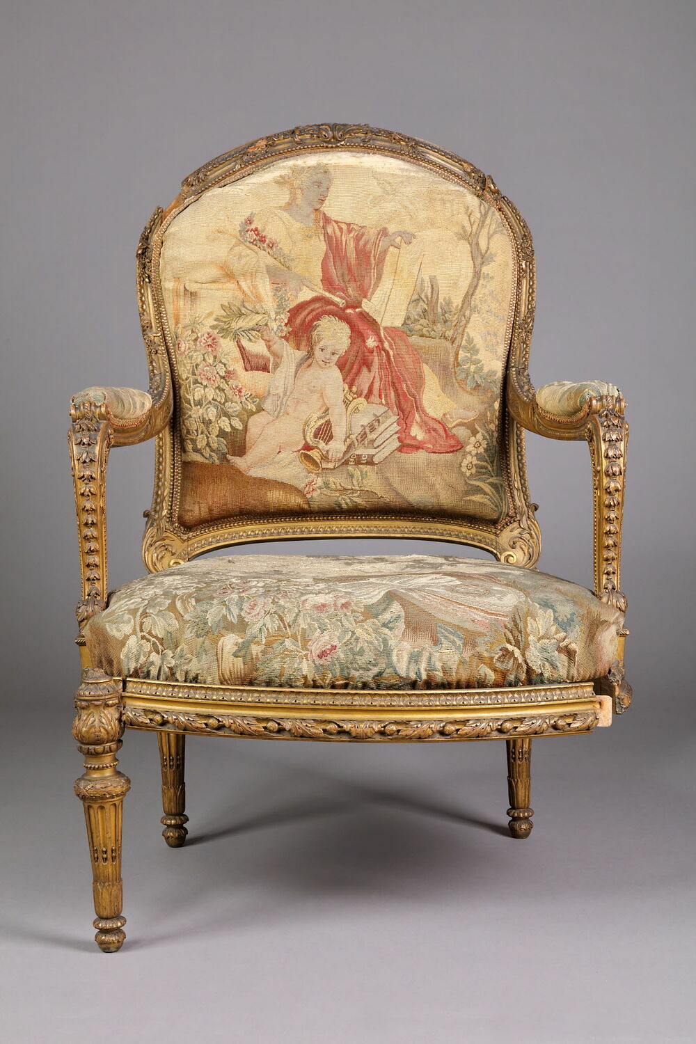 Fauteuil de bois sculpté et doré Style Louis XVI
